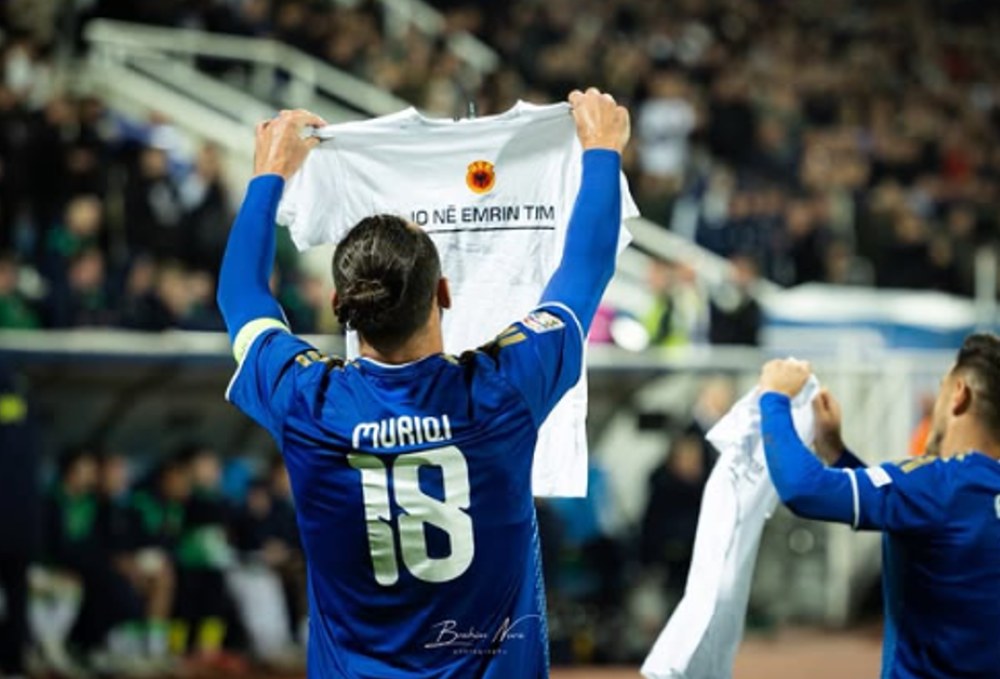 Endrit Thaçi publikon foton e Muriqit me fanellën  Jo në emrin tim   Krejt Kosova UÇK 
