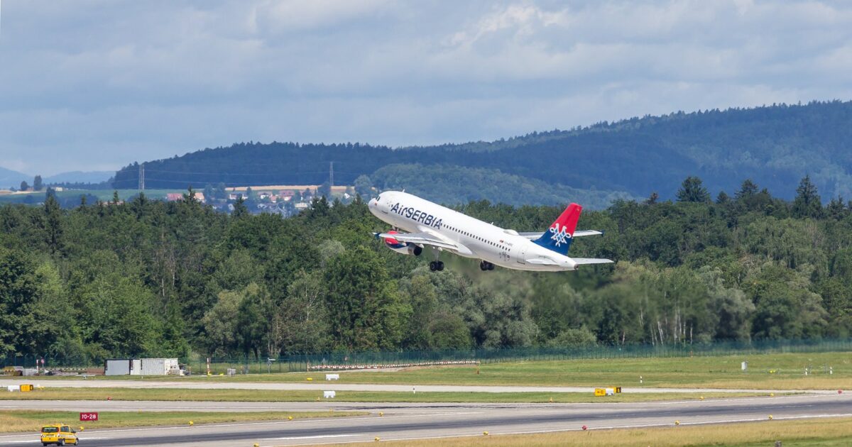 Avion i kompanisë Er Srbija duke u ngritur nga pista