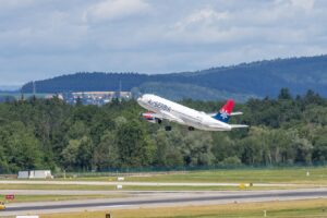Avion i kompanisë Er Srbija duke u ngritur nga pista