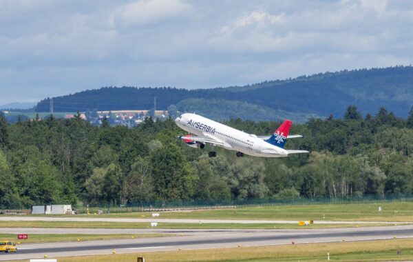 Avion i kompanisë Er Srbija duke u ngritur nga pista