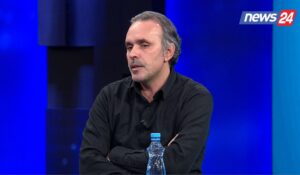  Edhe në Hënë të shkojë  s vjen më në pushtet    Abalisti Mërtiri ironizon vizitën e Berishës në SHBA  Është