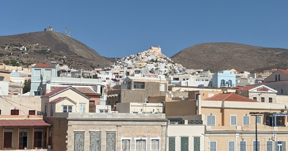 Porti i Ermoupolis në ishullin e Syrës