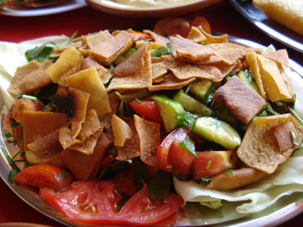 Fattoush libaneze — sallatë mesdhetare me bukë pite të thekur dhe sumak
