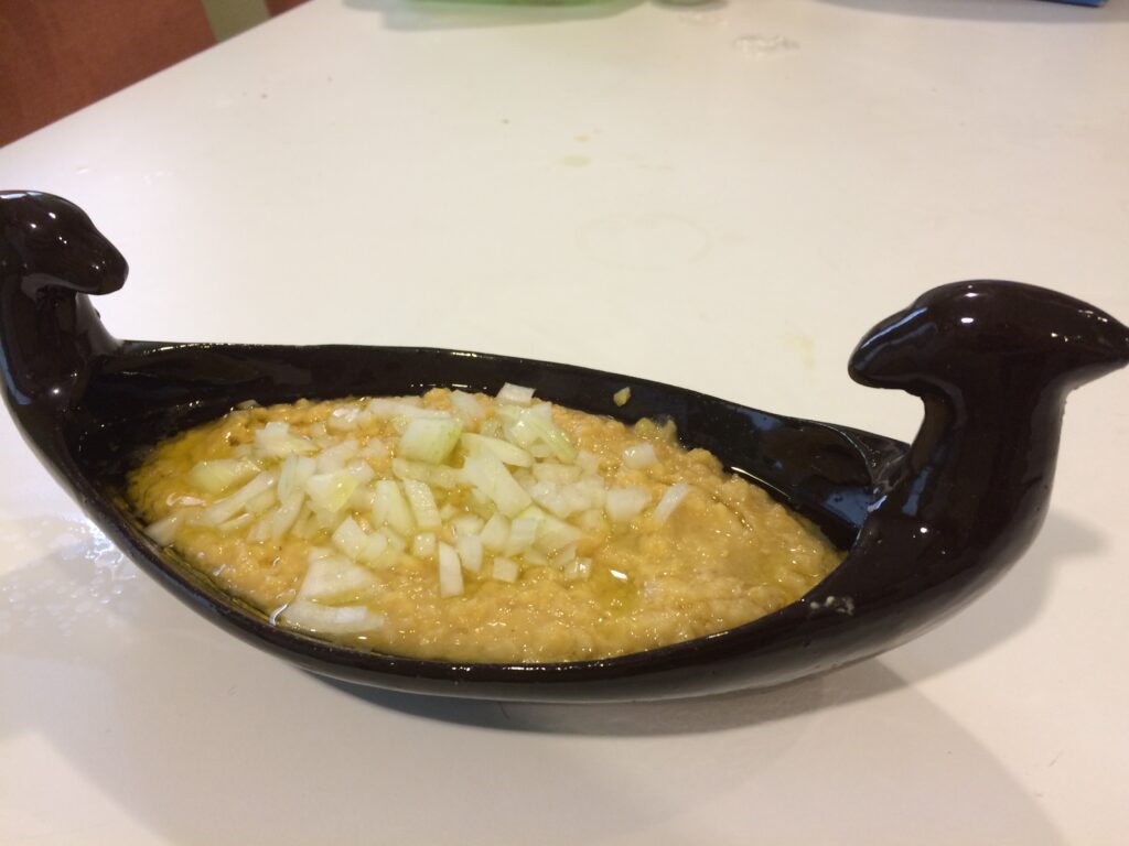 Fava greke — pureja kremoze e bizeles së verdhë me qepë  limon dhe vaj ulliri