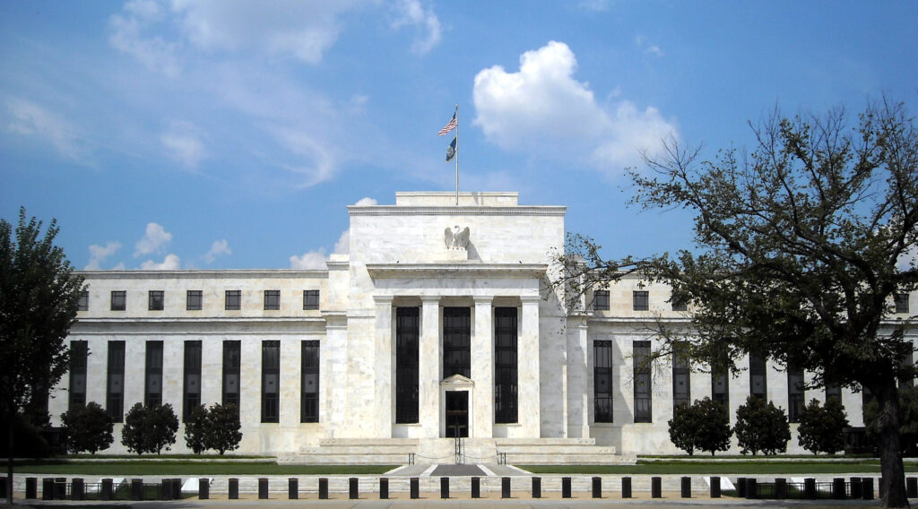 Fed i rrit normat e interesit për herë të parë që nga viti 2023 — votim unanim  kundër vullnetit të Trump it