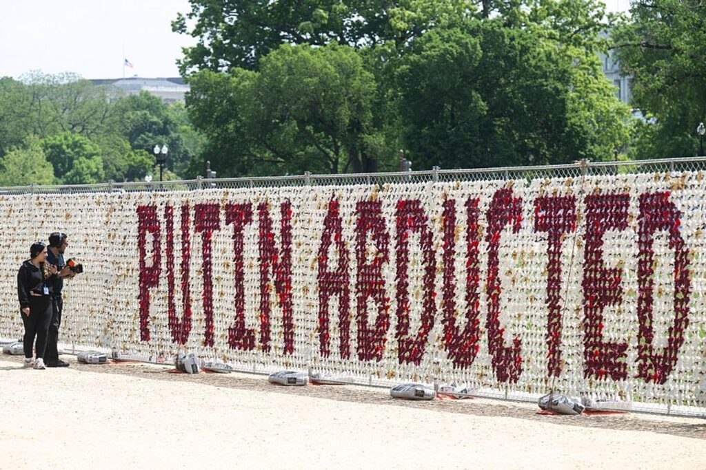 Instalacion me zogj letre 'PUTIN ABDUCTED' pranë Shtëpisë së Bardhë në protestë për fëmijët ukrainas të rrëmbyer