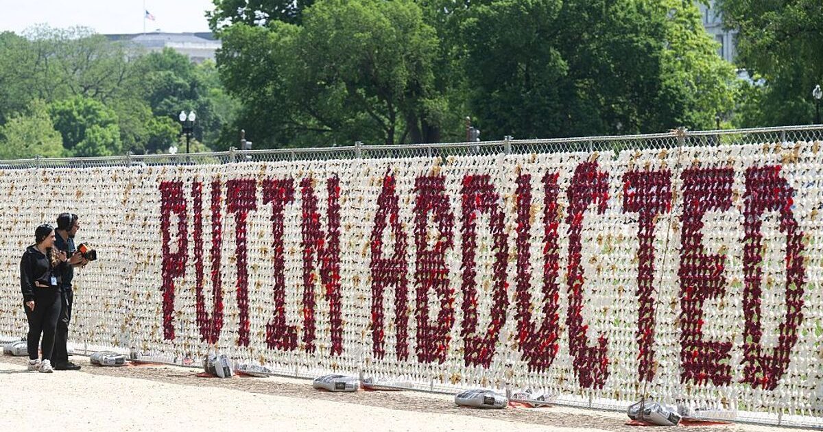 Instalacion me zogj letre 'PUTIN ABDUCTED' pranë Shtëpisë së Bardhë në protestë për fëmijët ukrainas të rrëmbyer