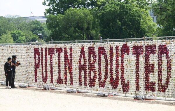 Instalacion me zogj letre 'PUTIN ABDUCTED' pranë Shtëpisë së Bardhë në protestë për fëmijët ukrainas të rrëmbyer