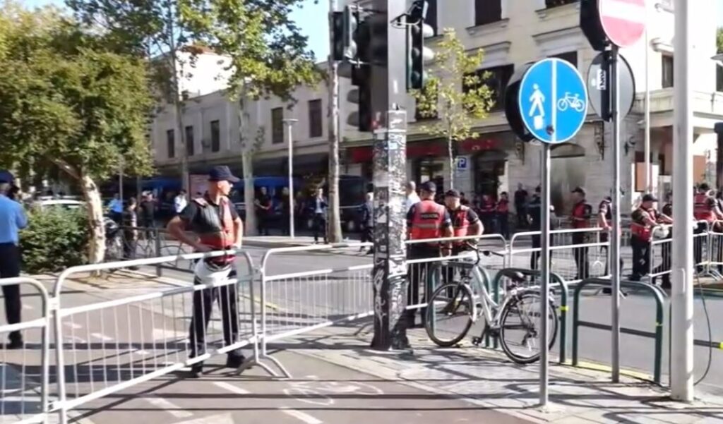Protesta para Kuvendit  policia rrethon zonën dhe vendos gardh metalik  VIDEO 