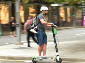 Shteti australian ndër vendet e para që miraton legjislacionin për skuterat elektrikë  kufij moshe dhe licensim i detyruar