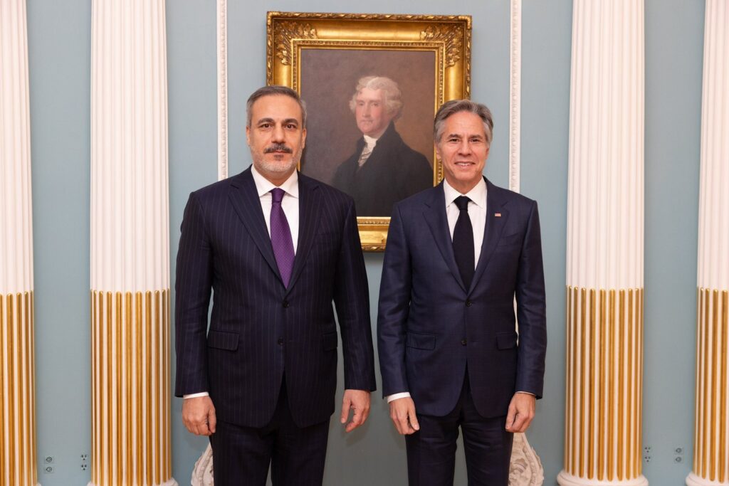 Hakan Fidan në një takim diplomatik me zyrtarë amerikanë (foto arkiv).