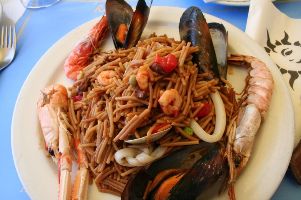 Fideuà katalane me fruta deti —  paella  spanjolle me petëza