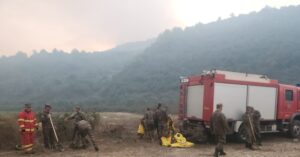 Situata kritike me zjarrin edhe në Fier  operacion për shuarjen e flakëve në Frakull  Në terren zbarkon edhe ushtria nga Ti
