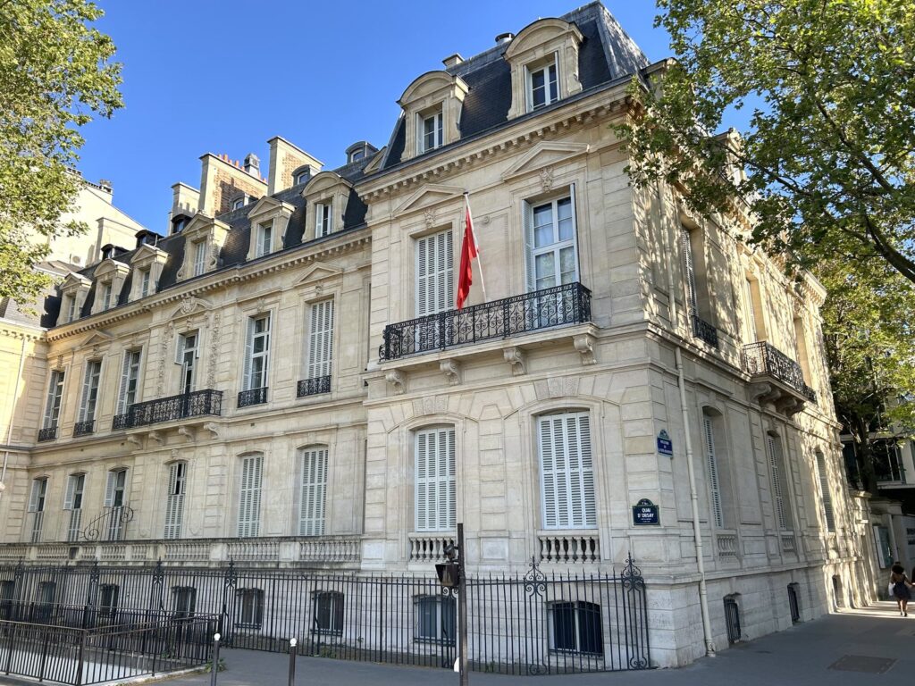 Franca thërret ambasadorin iranian pasi Teherani mbylli qendrën e gjuhës franceze