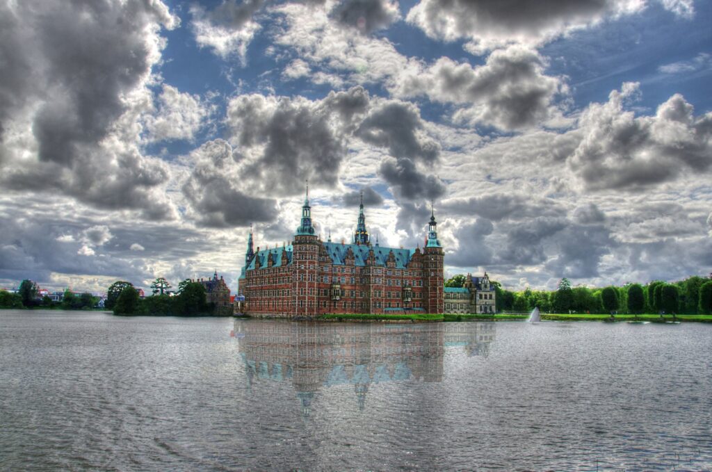 Frederiksborg hap sot ekspozitën «Frederik X»  portreti i parë zyrtar i mbretit Frederik pas ngjitjes në fron