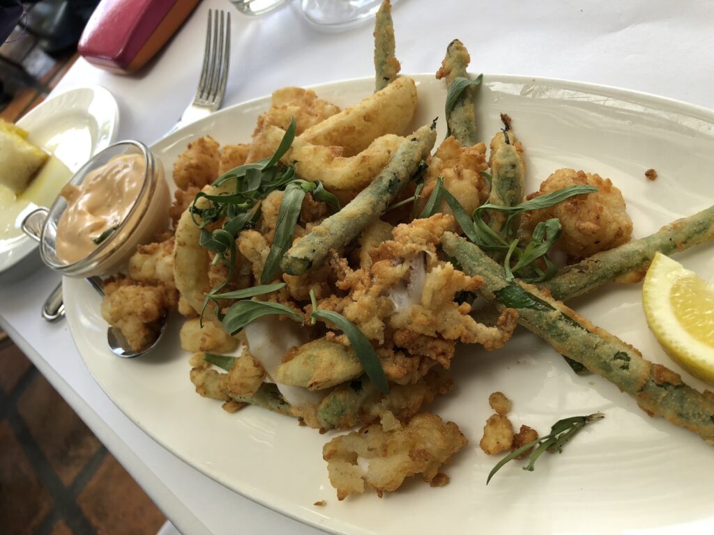 Fritto misto italiane — fruta deti dhe perime të skuqura krokante