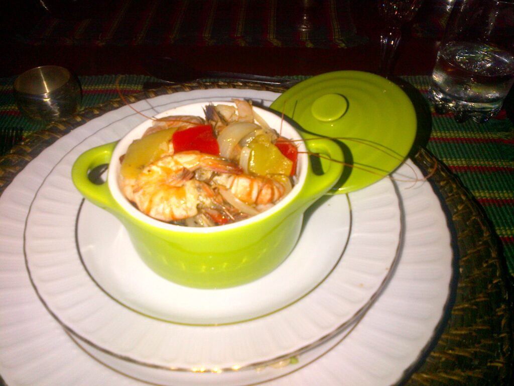 Karkaleca spanjolle me hudhër  Gambas al ajillo  — meze e famshme andaluziane