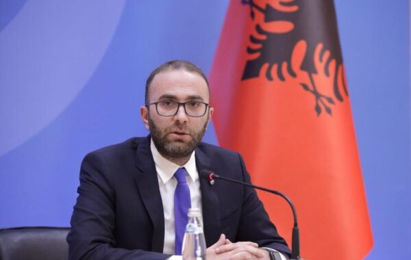 si Vuçiçi, algoritmi i censurës