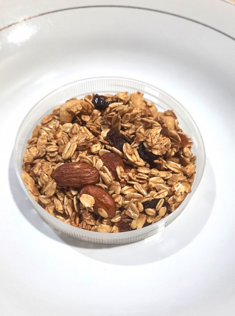Granola shtëpie me mjaltë  arra dhe fruta të thata — mëngjesi krokant dhe energjik
