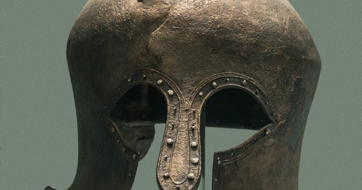 Helmetë antike greke prej bronzi (foto ilustruese, CC0, Wikimedia Commons, fotografi Jebulon)