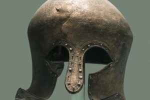 Helmetë antike greke prej bronzi (foto ilustruese, CC0, Wikimedia Commons, fotografi Jebulon)