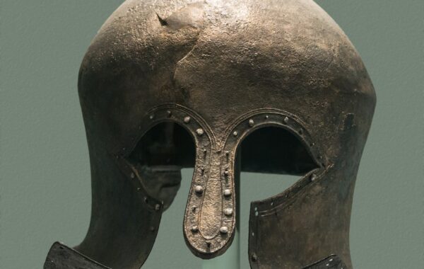 Helmetë antike greke prej bronzi (foto ilustruese, CC0, Wikimedia Commons, fotografi Jebulon)