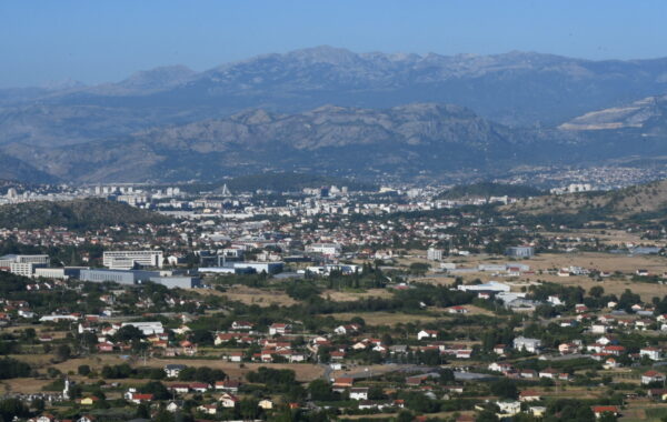 Podgoricë — pamje panoramike. Foto: A81t / Wikimedia Commons (CC BY-SA 4.0)