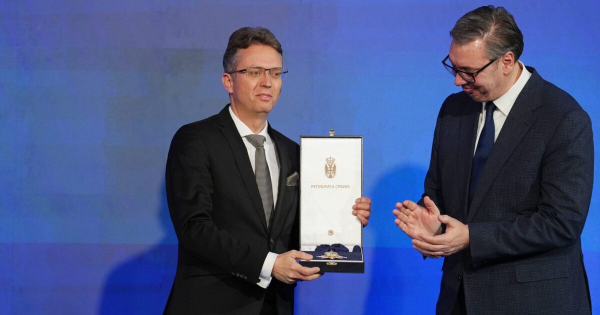 Aleksandar Vuçiç i dorëzon Urdhrin e Flamurit Serb Balázs Hankós