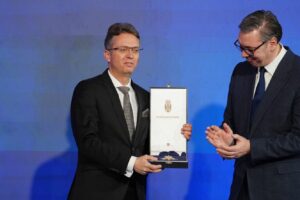Aleksandar Vuçiç i dorëzon Urdhrin e Flamurit Serb Balázs Hankós