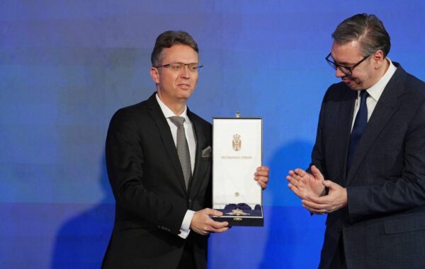 Aleksandar Vuçiç i dorëzon Urdhrin e Flamurit Serb Balázs Hankós