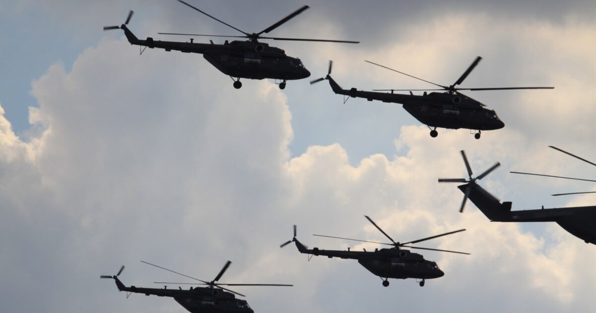 Helikopterë ushtarakë rusë Mi-8 në fluturim