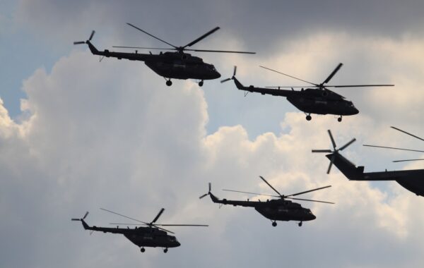 Helikopterë ushtarakë rusë Mi-8 në fluturim