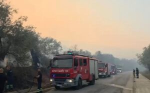 Himara përjeton natë apokaliptike  disa banesa të shkrumbuara dhe pemëtari të kthyera në hi  Shumë banorë u evakuuan  ni