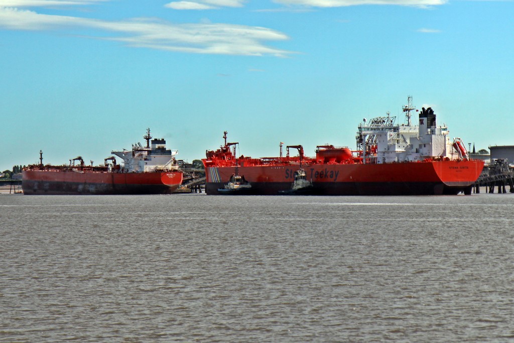 Tankerë nafte në një port