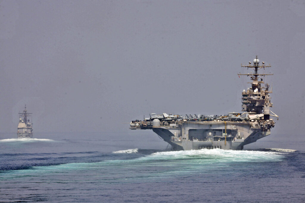 Anije të Marinës amerikane në Ngushticën e Hormuzit