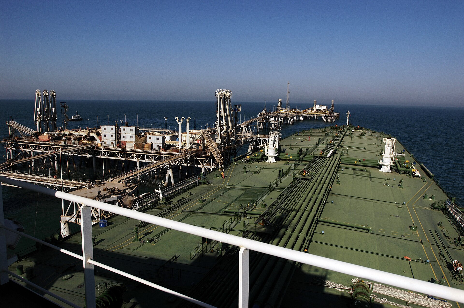 Cisternë nafte në terminal detar