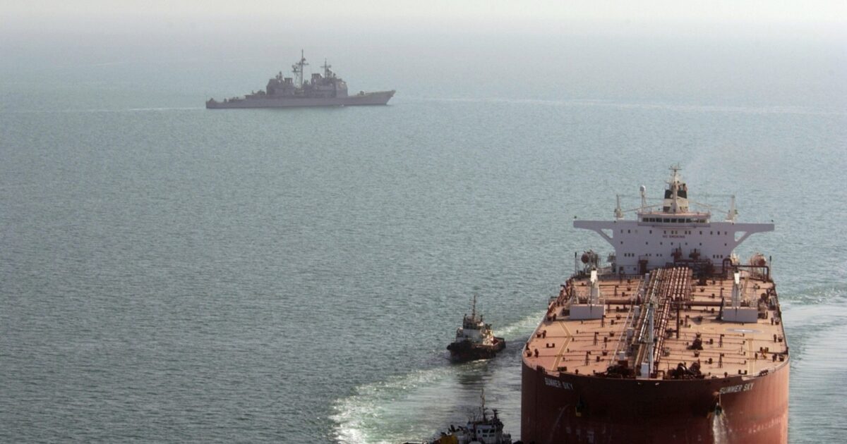 Cisternë nafte me anije të Marinës amerikane në sfond në Gjirin Persik