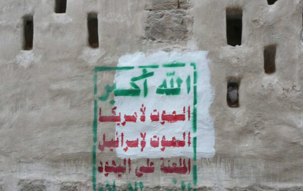 Sllogani i Huthi-t i pikturuar në një mur në Sanaa të Jemenit