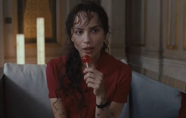 Zoë Kravitz në trailer-in e ri të 'How to Rob a Bank'.