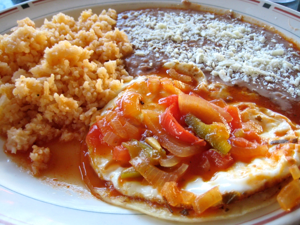 Huevos rancheros — mëngjesi klasik meksikan me vezë  tortija dhe salcë domatesh pikante