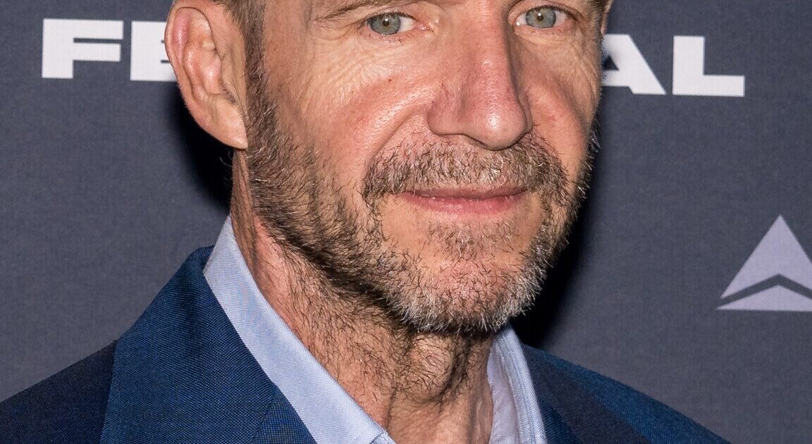 Ralph Fiennes, i cili luan presidentin Snow në The Hunger Games: Sunrise on the Reaping