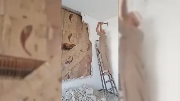 Biblioteka e fshehur për 15 vjet në Siri  Abu Bilal shemb murin dhe rikthen librat në dritë