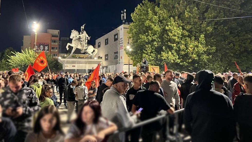 Djali i dëshmorit Xhavit Haziri thërret për protestë sonte në shesh