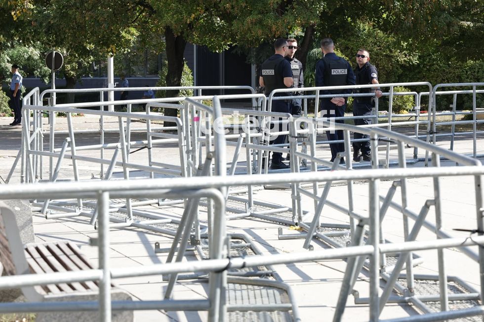 Qetësi në Prishtinë një ditë pas aktgjykimit në Hagë  policia shton praninë rreth institucioneve