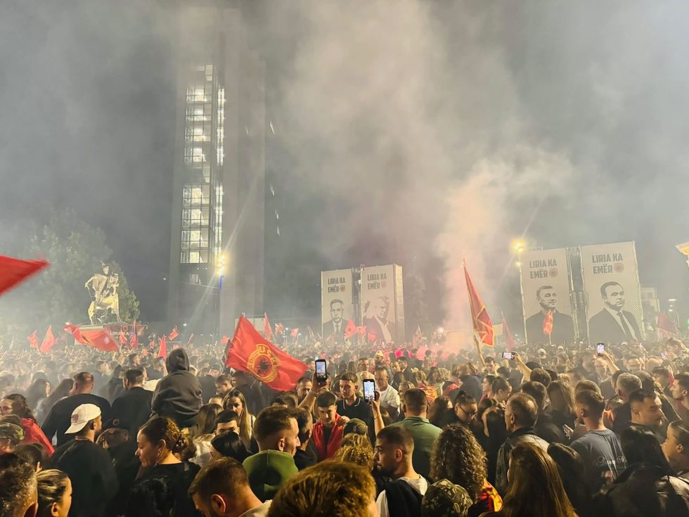 Flakadanë dhe kënga  Mora fjalë  në natën e pestë të protestës në Prishtinë