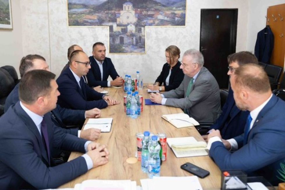 Ambasadori i BE së Schuebel fton kryetarët e veriut të bashkëpunojnë me nivelin qendror