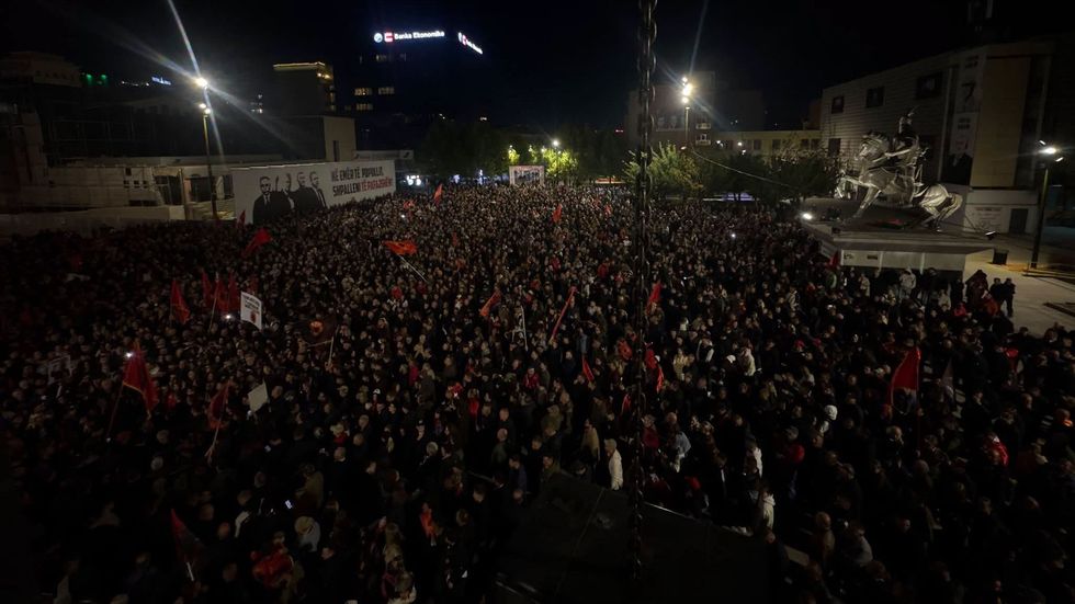 Prishtina edhe sonte në protestë  qytetarët mblidhen në mbështetje të ish krerëve të UÇK së