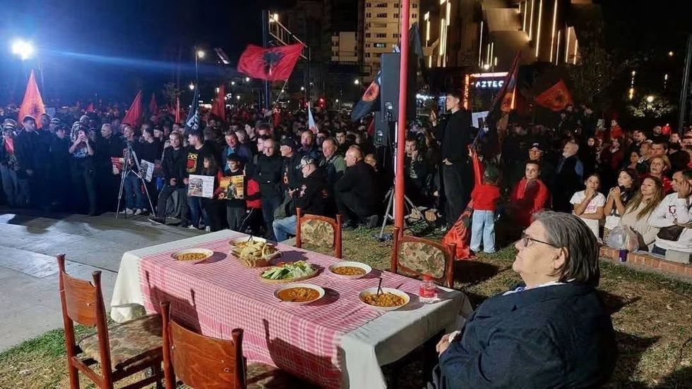 Gjakova në protestë për ish krerët e UÇK së  mes pjesëmarrësve edhe Ferdonije Qerkezi