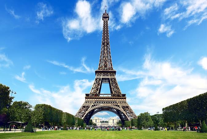 Nuk lejuan punonjëset të merrnin pjesë në një vizitë  kreu i Kullës Eiffel largohet nga detyra pas reagimeve