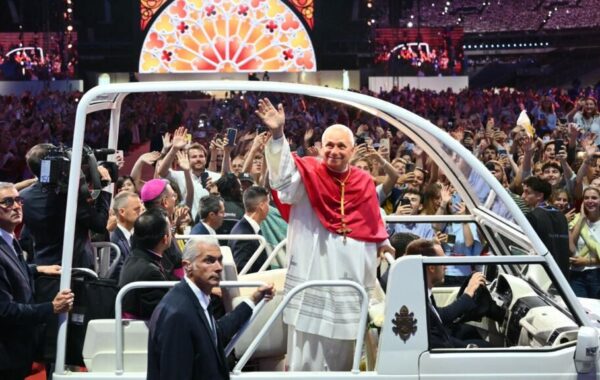 PARIS – Pritje madhështore për papa